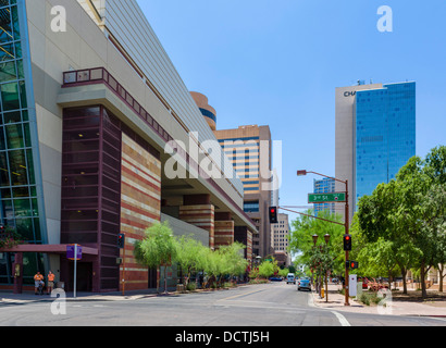 Visualizza in basso e Monroe Street nel centro cittadino di Phoenix, Arizona, Stati Uniti d'America Foto Stock