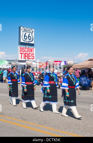 Zuni tribù le donne con il tradizionale costume partecipa al 92 annuale di inter-tribal corteo cerimoniale Gallup , NM Foto Stock