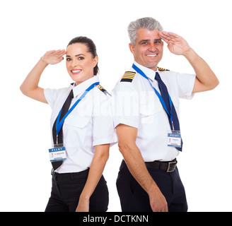 Bellissima femmina prima officer e senior capitano salutando su sfondo bianco Foto Stock