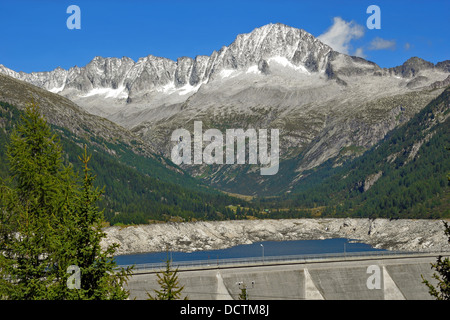 Diga artificiale del lago 'Malga Bissina in Val Daone - Fumo.Adamello moutain.Trento. Foto Stock