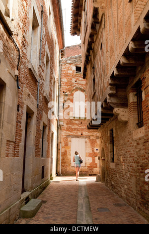 Francia tourist esplorare vecchi edifici in mattoni di Agen, Lot-et-Garonne, Francia, Europa Foto Stock