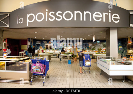 La Poissonerie, o il contatore di pesce, SUPERMERCATO LECLERC, Villeneuve sur Lot, Aquitaine Francia Europa Foto Stock