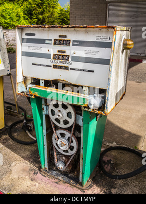 Un vecchio arrugginito pompa benzina in Irlanda Foto Stock