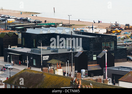 Una veduta aerea della Galleria Jerwood e la zona circostante in Hastings Old Town compreso il Fisherman's net capanne Foto Stock