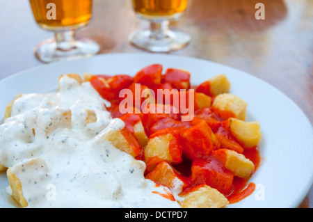 Antipasto spagnolo: Alioli e patate bianche, chiudere la vista. Madrid, Spagna. Foto Stock