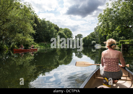 Pass in canoa sul fiume Nene a Wansford, Inghilterra. Foto Stock