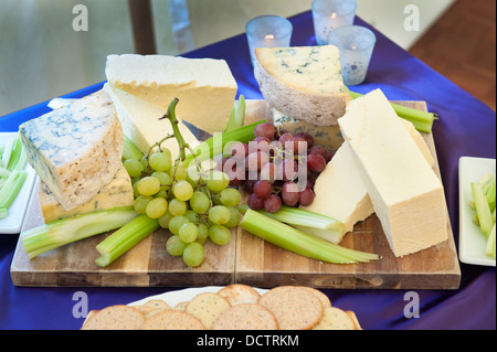 Selezione di formaggi con uve e sedano Foto Stock