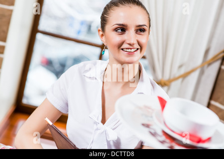 Ritratto di una bella signora al ristorante Foto Stock