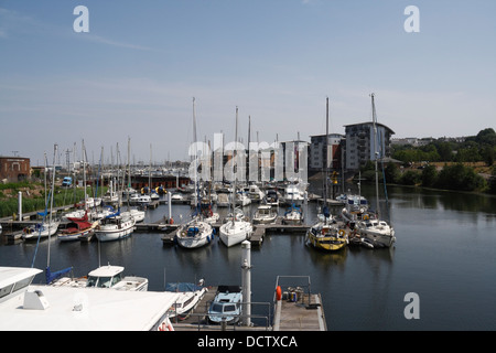 Barche ormeggiate sul fiume Ely nella Baia di Cardiff Wales UK Foto Stock