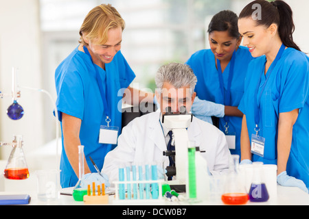 Un gruppo di scienziati impegnati in laboratorio Foto Stock