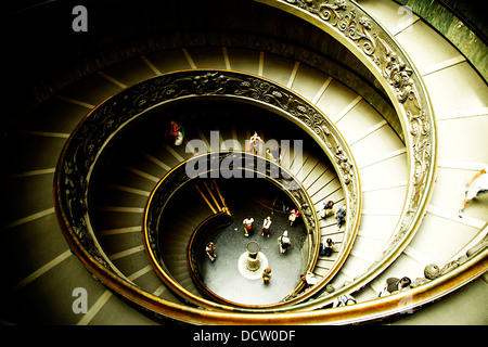 Double helix scalinata a spirale progettata da Giuseppe Momo del Museo Vaticano a Roma, Italia Foto Stock