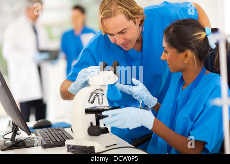 Gli studenti universitari che studiano in laboratorio di ricerca Foto Stock