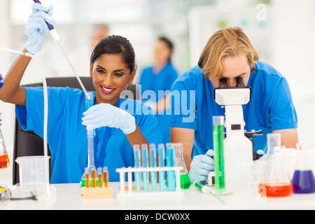 Due gli scienziati che lavorano nel laboratorio chimico Foto Stock