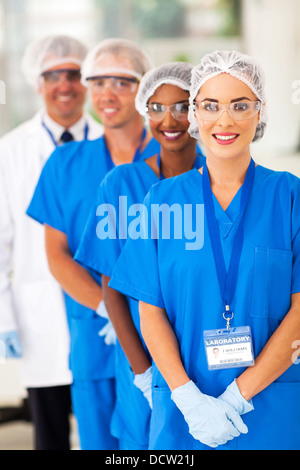 Sorridendo i ricercatori medici team in lab Foto Stock
