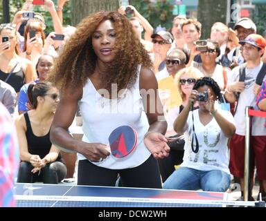 New York, NY. 21 Ago, 2013. Serena Williams a una apparizione pubblica per Delta Open Table Tennis Tournament, Madison Square Park, New York, NY Agosto 21, 2013. Credito: Andres Otero/Everett raccolta/Alamy Live News Foto Stock