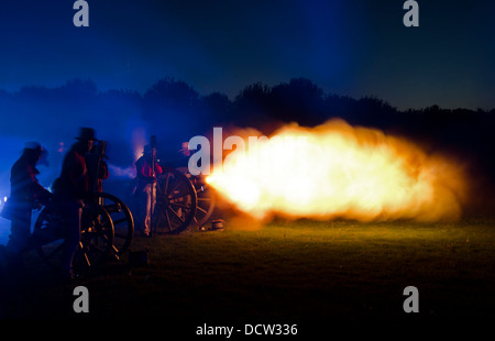 Il cannone ruggisce durante il periodo di nuova promulgazione della notte del bombardamento della battaglia di Fort George. Foto Stock