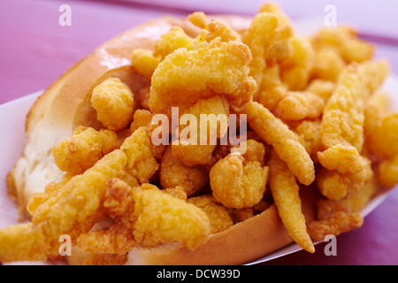 Le vongole fritte su un bun, chiamato un 'clam roll' in Nuova Inghilterra Foto Stock