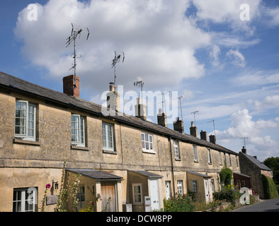 Riga di cottage con tetto antenne TV. Winchcombe, Gloucestershire, Inghilterra Foto Stock