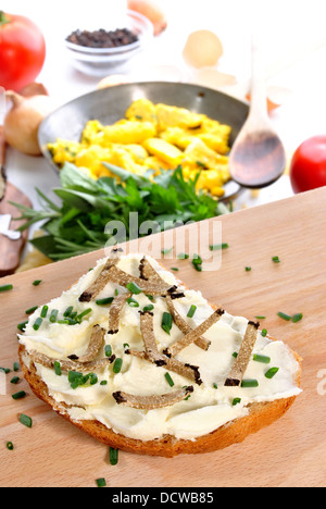 Formaggio a pasta morbida sul pane grattugiato con tartufo estivo Foto Stock