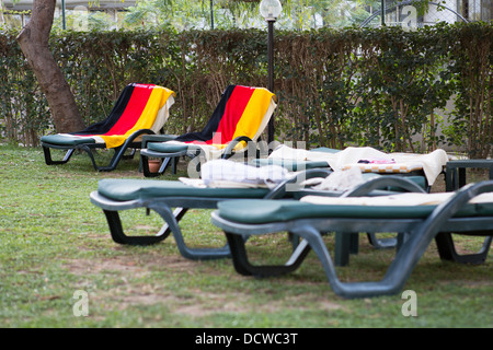 Asciugamani con i colori della bandiera tedesca sono utilizzati per prenotare lettini per prendere il sole in un hotel Foto Stock