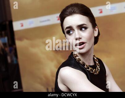 Berlino, Germania. 20 Agosto, 2013. Attrice britannica e membro del cast Lily Collins arriva per la prima assoluta di "strumenti mortali: città di Ossa" presso le Sale del Cinestar di cinema a Potsdamer Platz a Berlino, Germania, 20 agosto 2013. Il filmato si apre in tedesco teatri il 29 agosto. Foto: Jens Kalaene/dpa/Alamy Live News Foto Stock