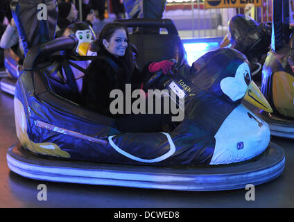 Tulisa Contostavlos gode di una notte fuori al Winter Wonderland con X Factor concorrenti. Londra, Inghilterra - 24.11.11 Foto Stock