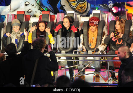 X Factor contestants Perrie Edwards, Jade Thirlwall, Leigh-Anne Pinnock e Jesy Nelson di poco Mix godetevi una notte fuori al Winter Wonderland con il mentor Tulisa Contostavlos e compagni concorrenti di Londra, Inghilterra - 24.11.11 Foto Stock