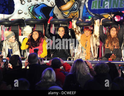 X Factor contestants Perrie Edwards, Jade Thirlwall, Leigh-Anne Pinnock e Jesy Nelson di poco Mix godetevi una notte fuori al Winter Wonderland con il mentor Tulisa Contostavlos e compagni concorrenti. Londra, Inghilterra - 24.11.11 Foto Stock