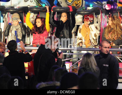 X Factor contestants Perrie Edwards, Jade Thirlwall, Leigh-Anne Pinnock e Jesy Nelson di poco Mix godetevi una notte fuori al Winter Wonderland con il mentor Tulisa Contostavlos e compagni concorrenti. Londra, Inghilterra - 24.11.11 Foto Stock