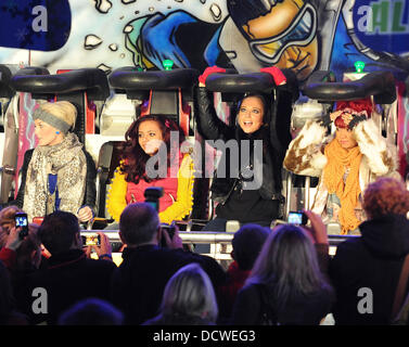 X Factor contestants Perrie Edwards, Jade Thirlwall e Leigh-Anne Pinnock poco Mix godetevi una notte fuori al Winter Wonderland con il mentor Tulisa Contostavlos e compagni concorrenti. Londra, Inghilterra - 24.11.11 Foto Stock