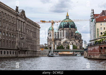 Vista del Berliner Dom (cupola di Berlino) con l'Isola dei Musei sulla sinistra dal fiume Sprea, Berlino Foto Stock