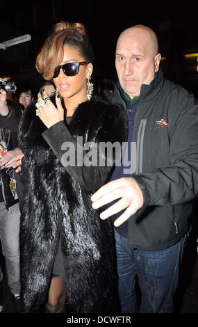 R&B cantante Rihanna arriva in corrispondenza di O'Donoghue's pub su Merrion Row per ospitare una cena di ringraziamento per la sua band e l'equipaggio. Il cibo era preparata dal locale eatery Hugo's Restaurant. Dublino, Irlanda - 24.11.11 Foto Stock