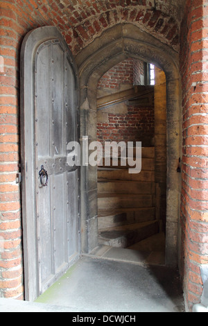 Aprire la porta che conduce alla scala a chiocciola, Tattershall Castle Foto Stock