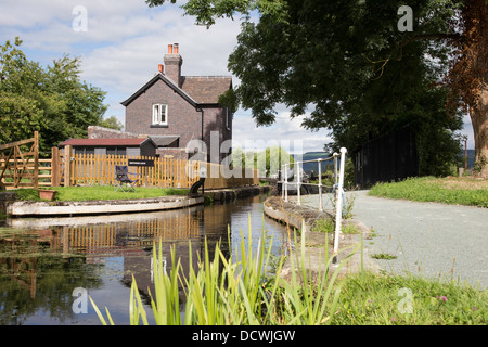 Riflessioni a Brithdir serratura e cottage vicino a Welshpool sul canale di Montgomery, Powys, Wales, Regno Unito Foto Stock