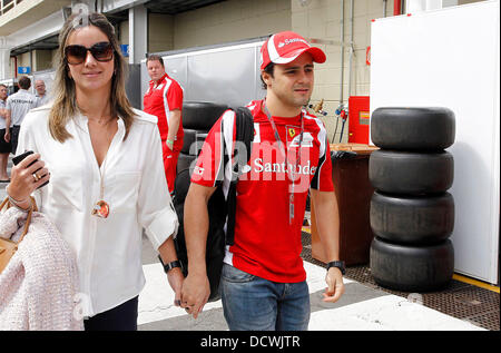 Felipe Massa con la moglie Rafaela - Team pilota della Ferrari, il brasiliano in FORMULA ONE Grand Prix all'Autodromo José Carlos Pace. Sao Paulo, Brasile - 27.11.11 Foto Stock