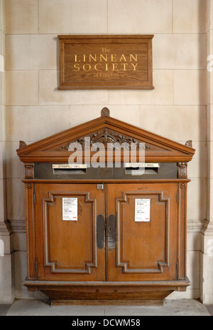 Londra, Inghilterra, Regno Unito. Burlington House sulla Piccadilly. Caselle lettera al di fuori della Linnean Society Foto Stock