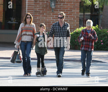 Cindy Crawford e il marito Rande Gerber fuori e circa in Croce Creek con i loro figli Presley e Kaia Malibu, California - 04.12.11 Foto Stock