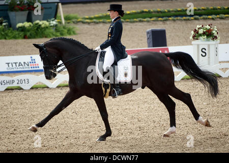 Herning, Danimarca. Il 22 agosto, 2013. Equestrian Kristina Sprehe in azione sul suo cavallo Damon Hill durante la squadra dressage evento presso la comunità di salto ostacoli e dressage Championships di Herning, Danimarca, 22 agosto 2013. Credito: dpa picture alliance/Alamy Live News Foto Stock