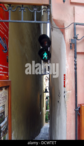 Mala Strana - Praga la strada più stretta con il traffico pedonale luci, quartiere Lesser di Praga, Repubblica ceca, dell'Europa orientale. Foto Stock