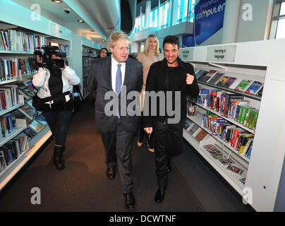 Il sindaco di Londra Boris Johnson e Peter Andre Lancio del Team Londra "Amore Librerie' regime tenutosi presso la Shepherds Bush Library. Londra, Inghilterra - 06.12.11 Foto Stock