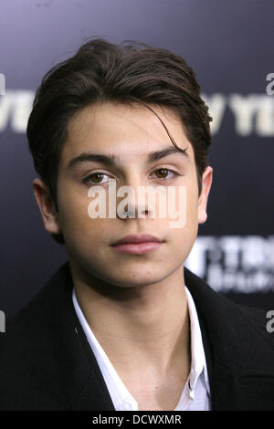 Jake T. Austin, New York premiere di "Capodanno" al Teatro Ziegfeld - Arrivi New York City, Stati Uniti d'America - 07.12.11 Foto Stock