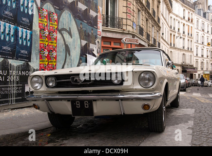 Vista dal marciapiede di una Ford Mustang parcheggiato per le strade del quartiere di Montmartre a Parigi, Francia. Foto Stock