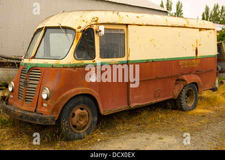 Vecchio e ruggine consegna carrello dai primi anni sessanta...l'International Harvester Metro van originariamente progettato per la consegna del latte. Foto Stock