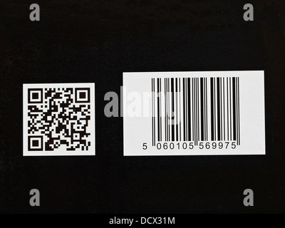 QR e il codice a barre isolate su sfondo nero Foto Stock