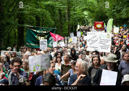 Migliaia hanno marciato da Balcombe alla vicina fracking sito gestito da Cuadrilla contro fracking in Balcombe e nel Regno Unito. Foto Stock