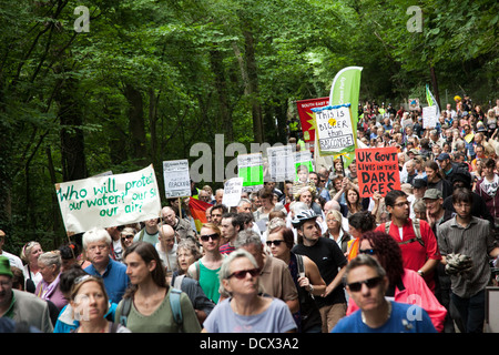 Migliaia hanno marciato da Balcombe alla vicina fracking sito gestito da Cuadrilla contro fracking in Balcombe e nel Regno Unito. Foto Stock