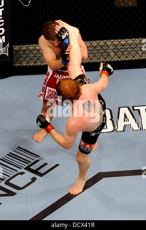 Mark Bocek vs Nik Lentz UFC 140 - Leggero bout presso la Air Canada Centre. Toronto, Canada - 10.12.11 Foto Stock