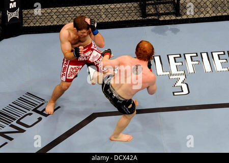 Mark Bocek vs Nik Lentz UFC 140 - Leggero bout presso la Air Canada Centre. Toronto, Canada - 10.12.11 Foto Stock