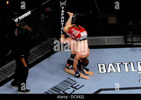 Mark Bocek vs Nik Lentz UFC 140 - Leggero bout presso la Air Canada Centre. Toronto, Canada - 10.12.11 Foto Stock