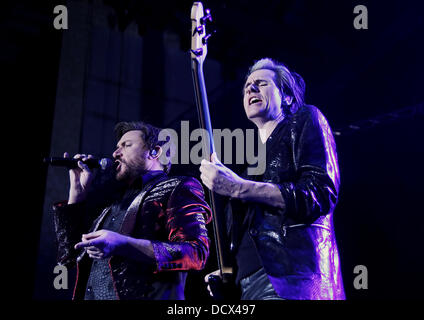 John Taylor e Simon Le Bon Duran Duran performing a Liverpool Echo Arena Liverpool, in Inghilterra - 10.12.11 Foto Stock